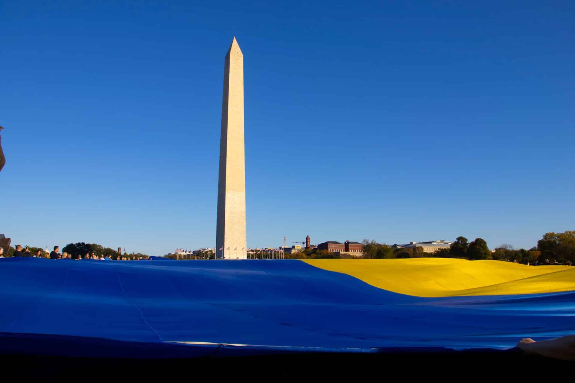 The biggest Ukrainian Flag in the world rolls out in Washington DC